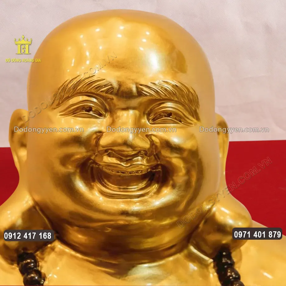 Gương mặt Ng&agrave;i được chạm khắc tr&ograve;n đầy, ph&uacute;c hậu